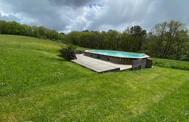 La piscine bois semi-enterrée dans la prairie