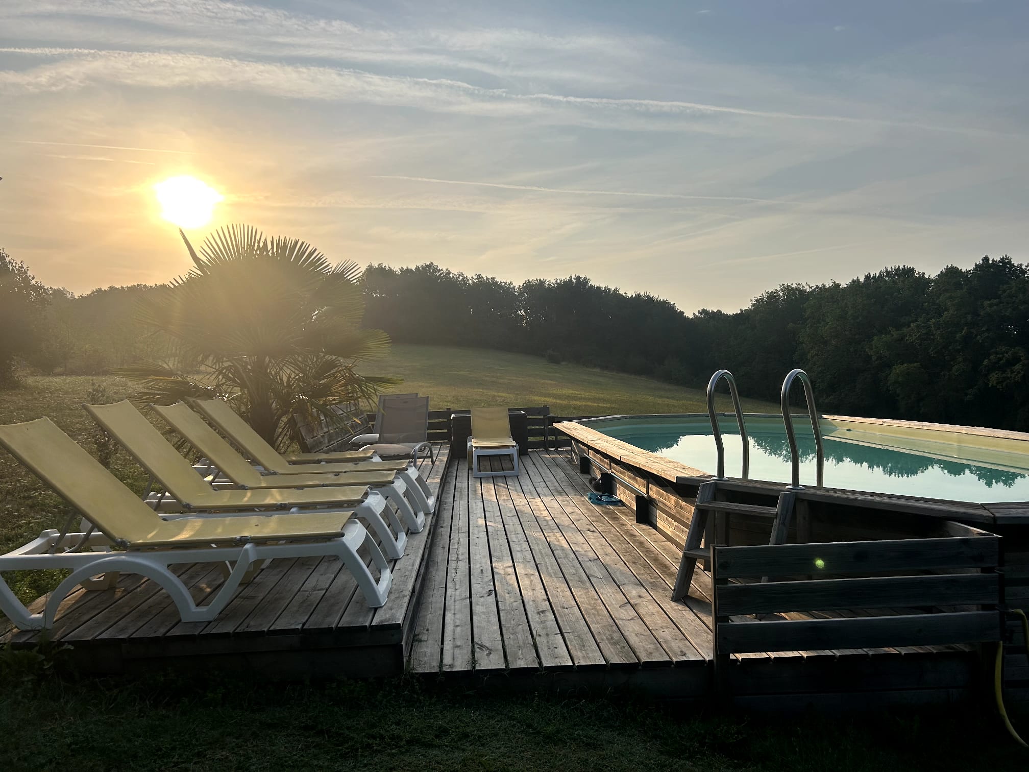 Bains de soleil sur la plage en bois