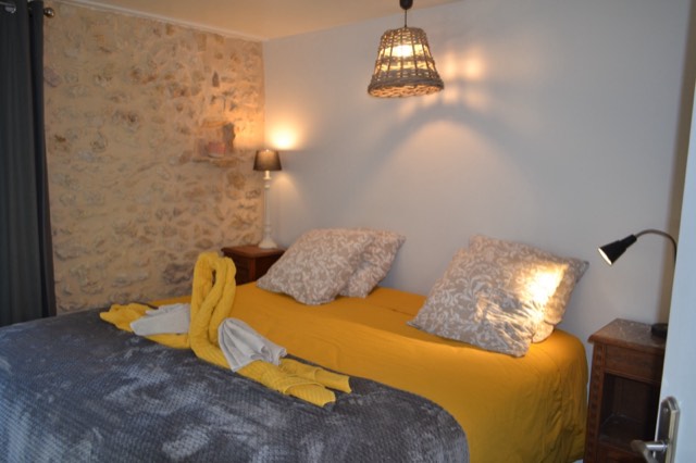 La chambre et son mur de pierre