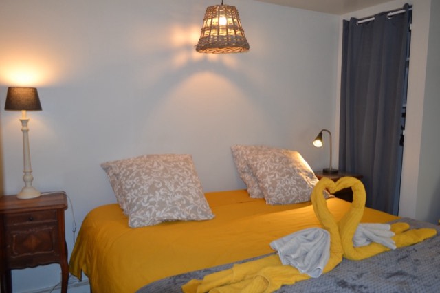 La chambre, ouverte sur le jardin