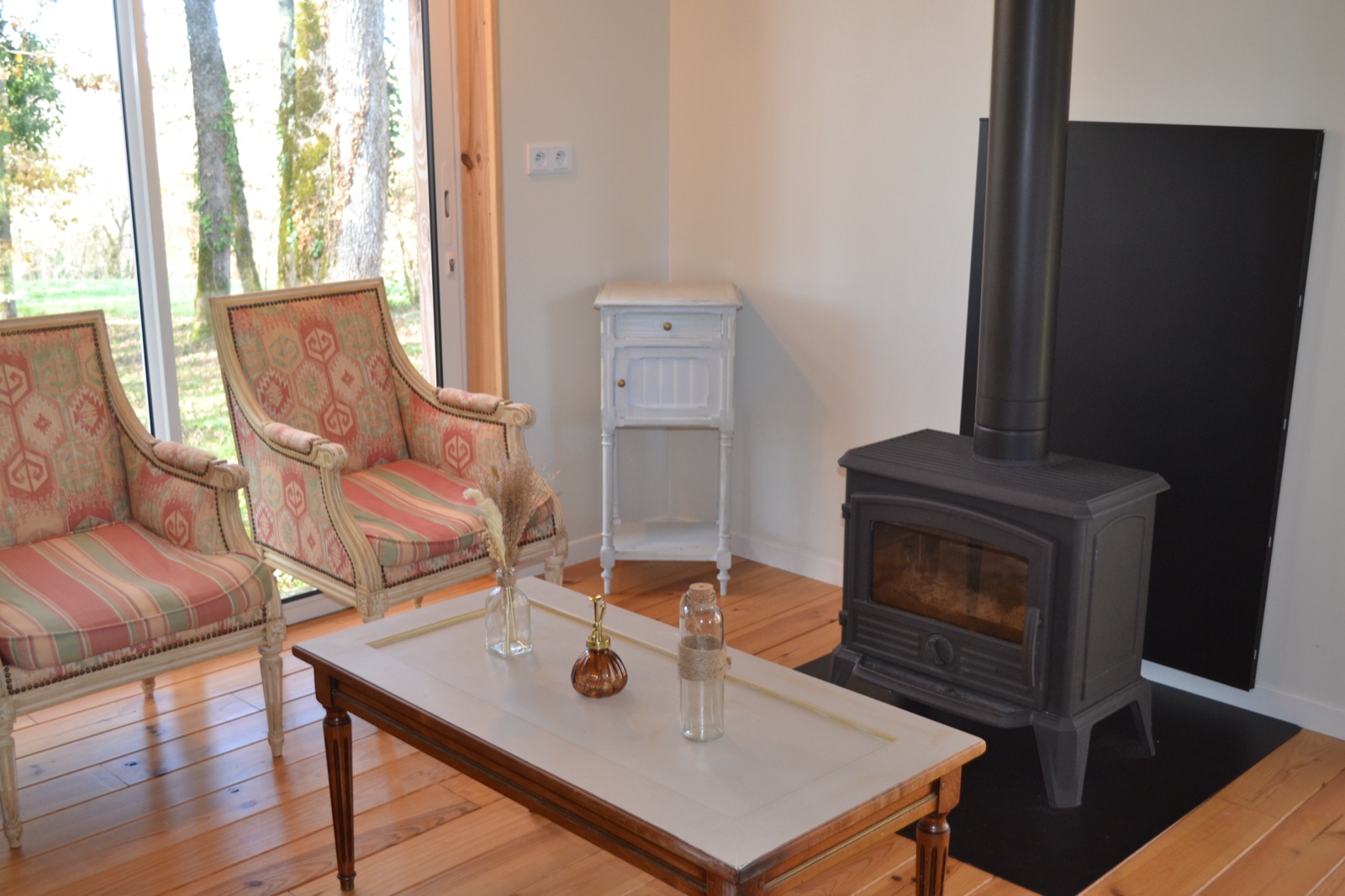 Gîte Kassandre — Le salon et son poêle à bois