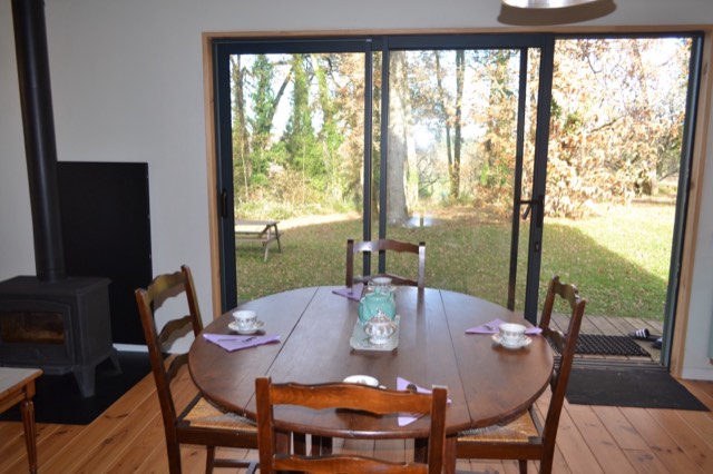Le coin repas ouvert sur le bois