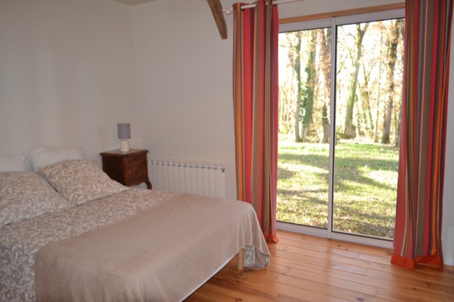 La chambre parentale ouverte sur le bois